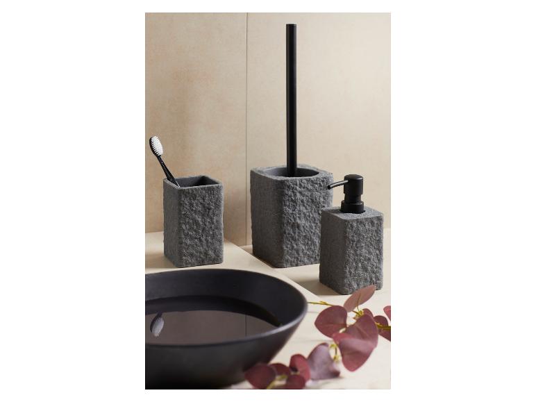 Ensemble de salle de bain en pierre grise avec distributeur de savon, porte-brosse et porte-brosse à dents.