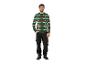 Homme souriant portant un pull vert festif et un pantalon noir.