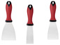 Trois spatules métalliques avec des manches rouges.