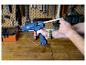 Homme utilisant un pistolet à colle bleu LIVARNO® EG320 avec un bâton de colle dans un atelier.