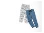 Deux pantalons de survêtement pour garçons, l'un avec un motif de voiture de course