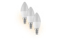 Trois ampoules LED en forme de bougie sur un fond blanc.