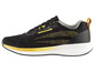 Des baskets noires avec des accents jaunes.