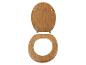 Un siège de toilette en bois avec couvercle.