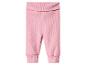 Pantalon bébé rose côtelé avec revers à la taille et aux chevilles.