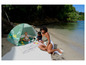 Une femme et deux enfants profitent d'une journée à la plage avec une tente pop-up Cadaville.