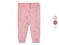 Pantalon rose en tricot pour bébé.