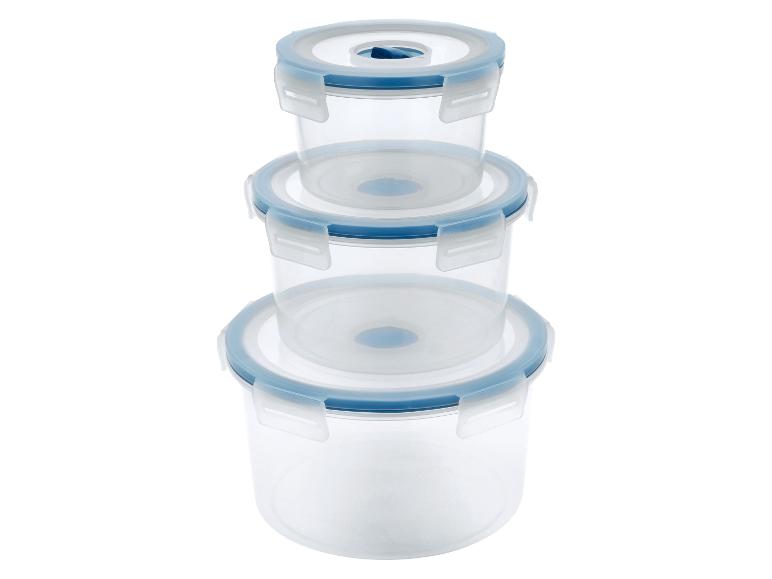 Ensemble de trois récipients alimentaires ronds et transparents avec couvercles et clips bleus, empilés.