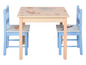 Un ensemble table et deux chaises pour enfants sur le thème de la mer.
