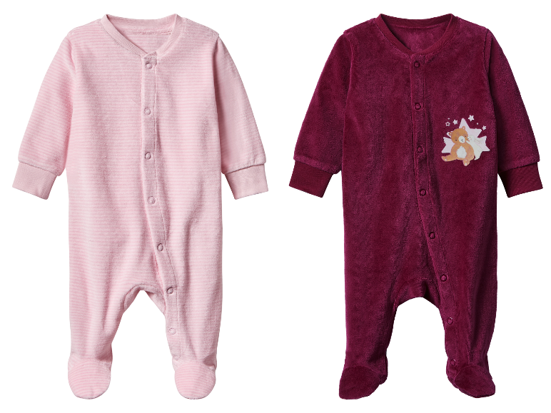 Deux adorables pyjamas pour bébé ; un rose rayé, un bordeaux avec un motif d'ours.