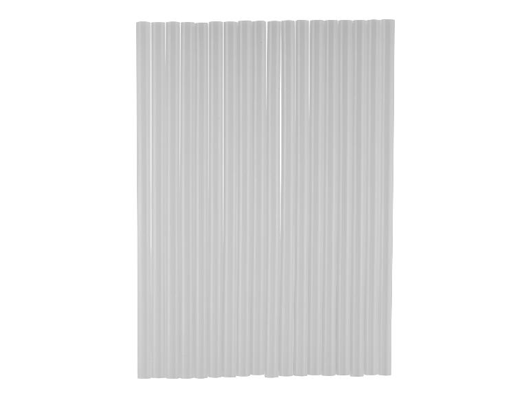 Bâtons de colle chaude blancs sur fond blanc.