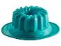 Un moule à gâteau en silicone turquoise.