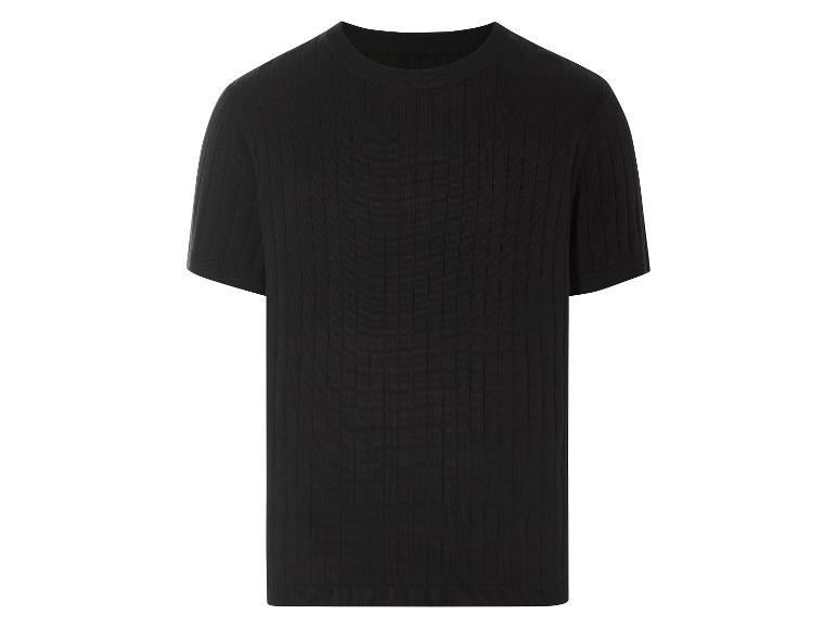 T-shirt noir à côtes fines.