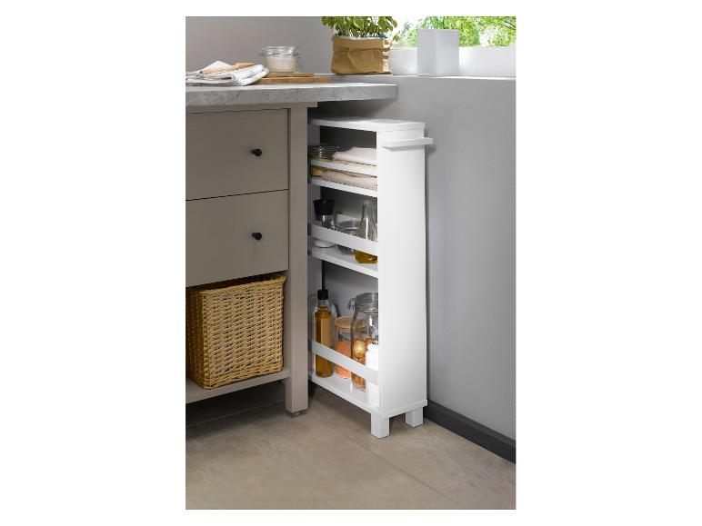 Une étroite armoire de cuisine blanche avec des étagères pour les épices et l'huile.