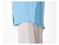 Une chemise bleu clair avec un pantalon beige.
