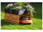 Robot tondeuse et jardinière en bois avec fleurs.