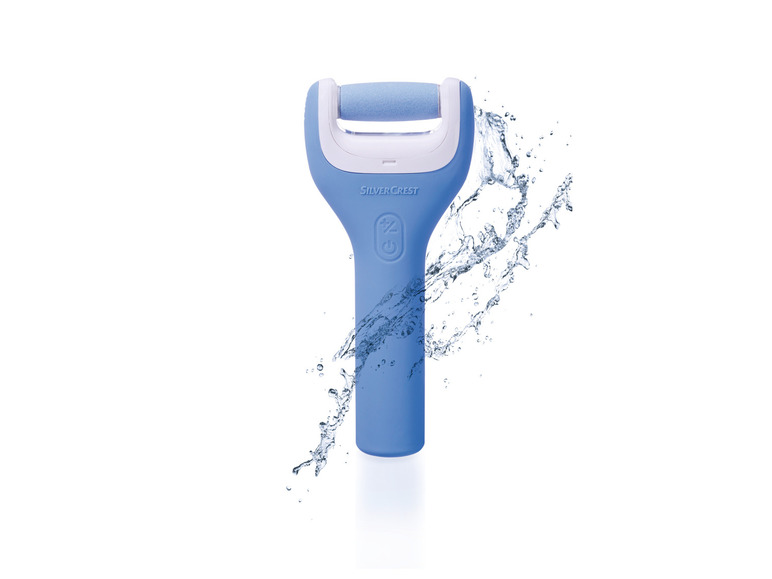 Une lime à pieds électrique Silvercrest bleue avec des éclaboussures d'eau.