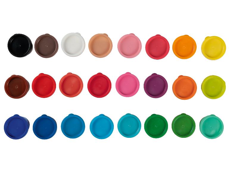 Couvercles en plastique colorés disposés en rangées horizontales sur fond blanc.