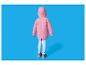 Enfant en veste rose à capuche et bottes d'hiver sur fond bleu.