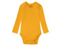 Un body bébé à manches longues de couleur jaune de la marque Lupilu.