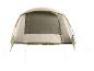 Tente de camping verte et beige avec une grande fenêtre en maille, isolée sur blanc.