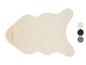 Un tapis en peau de mouton synthétique de couleur crème.
