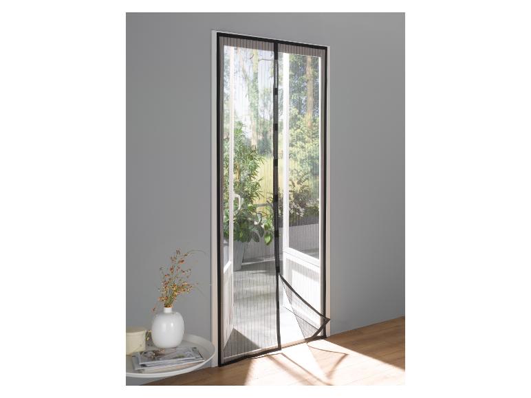 Une porte moustiquaire magnétique noire pour une porte.