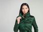 Une femme portant une veste matelassée verte