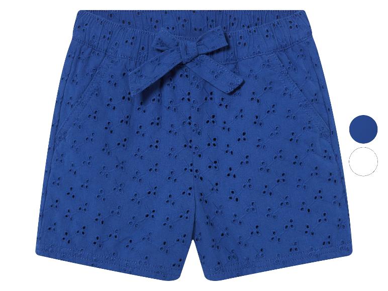 Shorts bleus à broderie anglaise pour enfant.