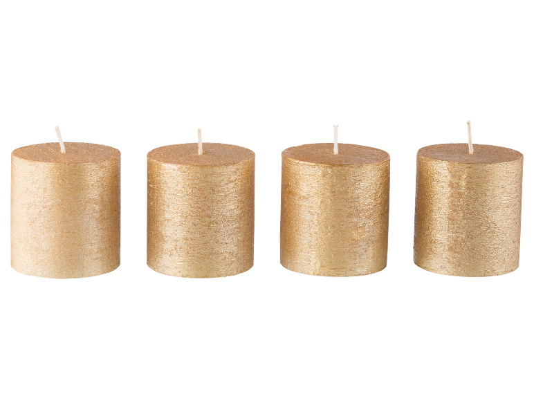 Quatre bougies cylindriques dorées avec mèches, alignées en rang.