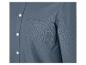Un gros plan d'une chemise bleue boutonnée avec une poche.