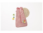 Une gigoteuse rose avec un imprimé de fruits pour bébés.