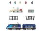 Un train bleu avec une locomotive et un wagon, des rails, une gare et des figurines