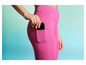 Une femme porte un legging rose avec un téléphone dans la poche.