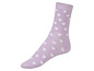 Des chaussettes lilas avec des cœurs blancs.