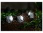 Trois lampes solaires décoratives en forme de roche pour jardin.