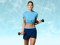 Une femme en tenue de sport bleue s'entraîne avec des haltères.