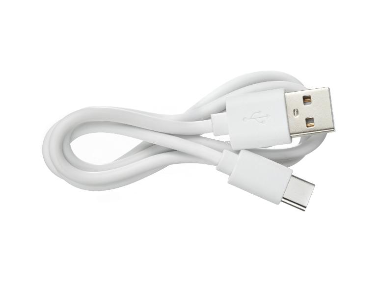 Câble de charge blanc USB-A vers USB-C, enroulé sur fond blanc.