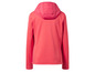 Une veste softshell rose à capuche.