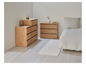 Deux commodes en bois avec tiroirs, un tapis et un lit.