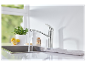 Robinet de cuisine Grohe avec de l'eau coulant dans un évier en acier inoxydable.