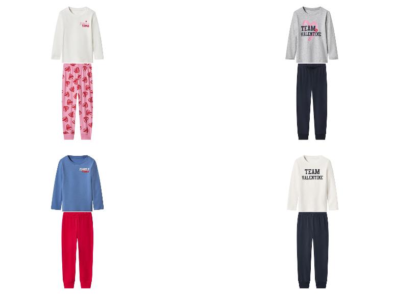Quatre ensembles de pyjamas pour enfants, avec différents coloris et imprimés 'FAMILY TIME' et 'TEAM VALENTINE'.