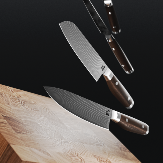Deux couteaux damas Silvercrest avec manche en bois de noyer sur une planche à découper en bois