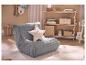 Pouf gris et coussin étoile blanc dans une chambre d'enfant avec étagère en bois et jouets.