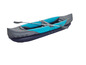 Un kayak gonflable avec des pagaies de la marque Crivit.