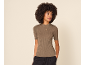 Femme portant un pull en maille marron à manches courtes et un pantalon noir