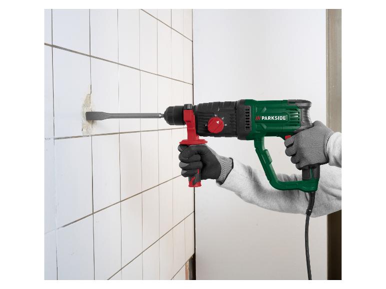 Homme utilisant un marteau perforateur Parkside pour enlever des carreaux d'un mur.