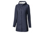 Un imperméable bleu marine à capuche.