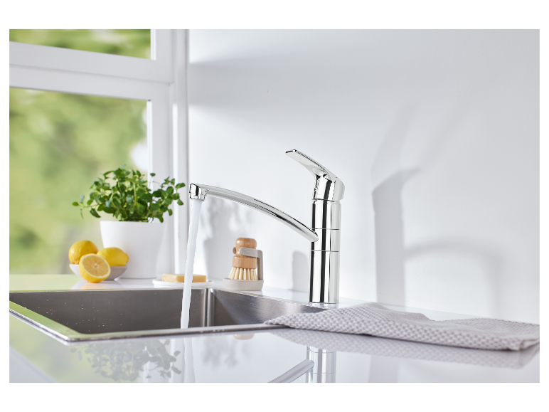 Robinet de cuisine Grohe avec de l'eau coulant dans un évier en acier inoxydable.