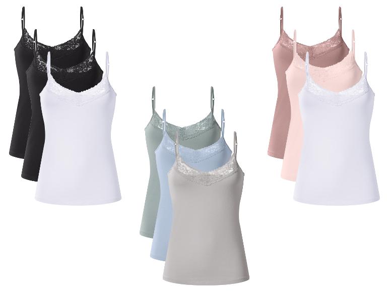 Lot de trois débardeurs à fines bretelles avec dentelle en divers coloris : noir, blanc, gris, bleu et rose.